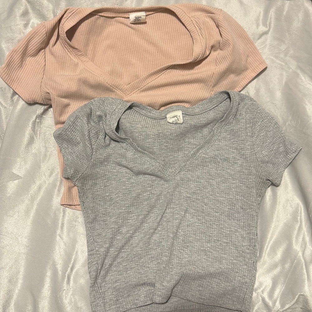Women’s gray and pink cropped v neck size medium !